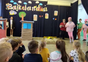 Uczniowie klasy V A prezentują spektakl