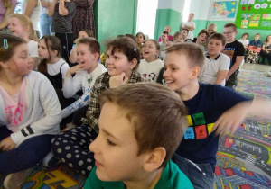 Widzowie z ciekawością i radością obserwują przedstawienie