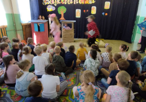 Uczniowie klasy V A prezentują spektakl