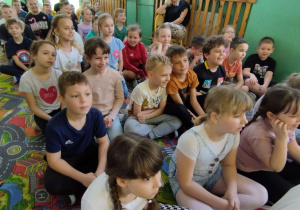 Widzowie z ciekawością i radością obserwują przedstawienie