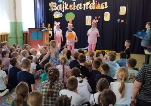 Uczniowie klasy V A prezentują spektakl