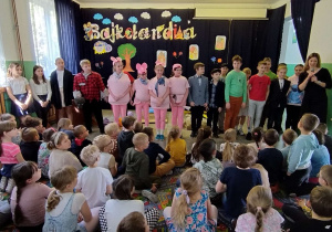 Aktorzy i opiekunka stoją na scenie