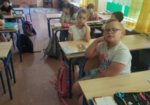 Dzieci oglądają prezentację dotyczącą uratowanych przez Fundację zwierząt.
