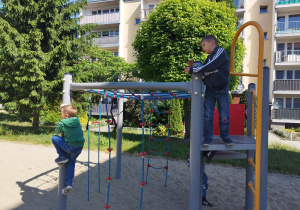 Uczniowie klasy I B wykorzystują chwile spaceru na aktywność fizyczną