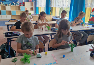 Uczniowie klasy I B wykonują upominki dla mam
