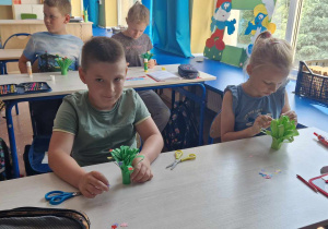 Uczniowie klasy I B wykonują upominki dla mam