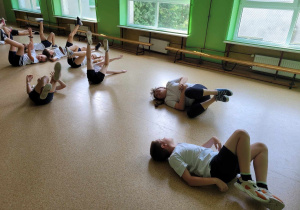 Uczniowie klasy II C podczas wykonywania ćwiczeń