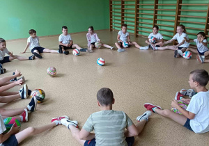 Uczniowie klasy II C podczas wykonywania ćwiczeń