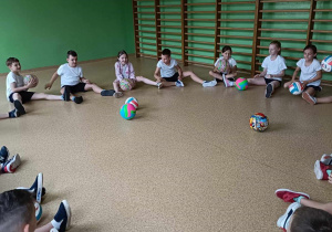 Uczniowie klasy II C podczas wykonywania ćwiczeń