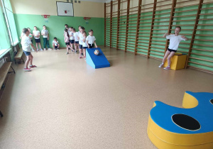 Uczniowie klasy II C podczas wykonywania ćwiczeń
