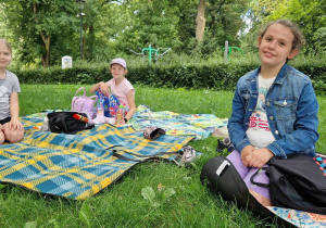 Uczniowie klas I podczas pikniku