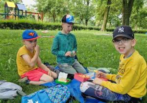 Uczniowie klas I podczas pikniku