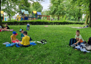 Uczniowie klas I podczas pikniku