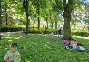 Uczniowie klas I podczas pikniku
