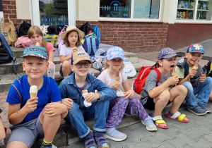 Uczniowie klas I na lodach