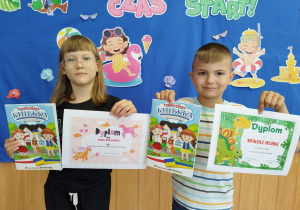 Smerfy z klasy I B prezentują swoje dyplomy