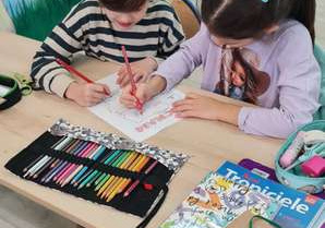 Uczniowie wykonują plakaty w parach