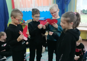Uczniowie przebijają serca z imionami.