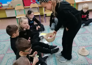 Uczniowie wróżą przygotowanymi wróżbami.