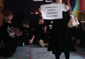 Uczniowie wróżą przygotowanymi wróżbami.