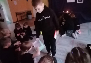 Uczniowie wróżą przygotowanymi wróżbami.