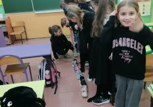 Dzieci układają buty.