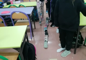 Dzieci układają buty.