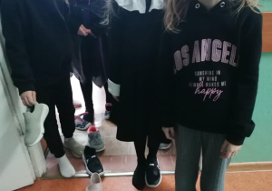 Dzieci układają buty.