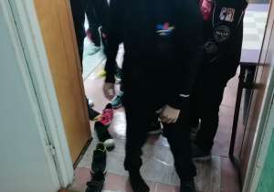 Dzieci układają buty.
