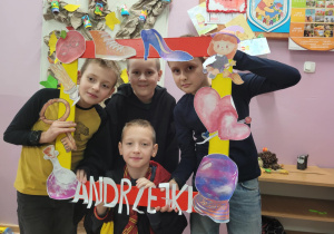 Uczniowie w andrzejkowej fotobudce.