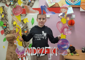 Uczniowie w andrzejkowej fotobudce.