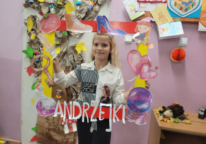 Uczniowie w andrzejkowej fotobudce.