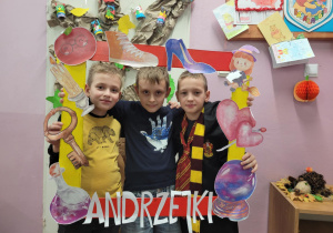 Uczniowie w andrzejkowej fotobudce.