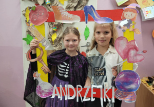 Uczniowie w andrzejkowej fotobudce.