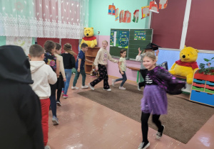 Uczennica prowadzi muzyczny pociąg.