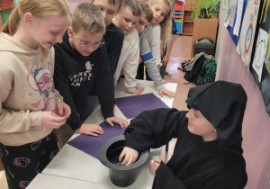 Wróżby z czarnego kapelusika przygotowane przez ucznia.