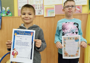 Dzieci prezentują swoje listy do Mikołaja