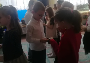 Dzielenie się opłatkiem i składanie sobie życzeń.