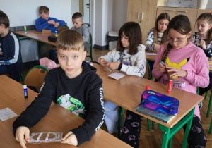 7.Uczniowie podczas przygotowywania kartek świątecznych
