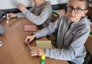 7.Uczniowie podczas przygotowywania kartek świątecznych