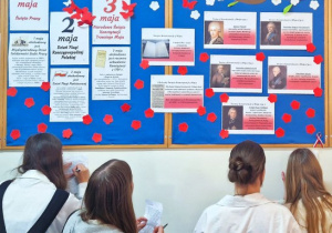 Uczniowie uczestniczący w historycznej grzej korytarzowej