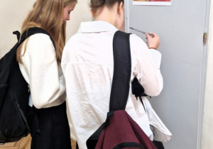 Uczniowie uczestniczący w historycznej grzej korytarzowej