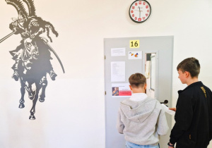 Uczniowie uczestniczący w historycznej grzej korytarzowej
