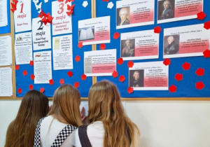 Uczniowie uczestniczący w historycznej grzej korytarzowej