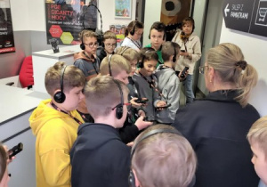Uczniowie zwiedzający muzeum