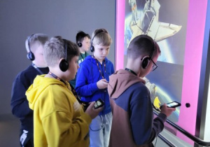 Uczniowie zwiedzający muzeum