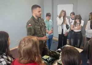uczniowie klas 4-8 podczas spotkania z żołnierzami WOT