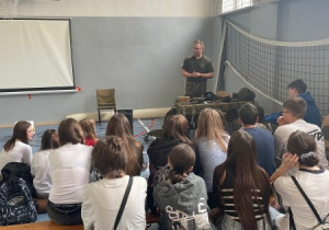uczniowie klas 4-8 podczas spotkania z żołnierzami WOT