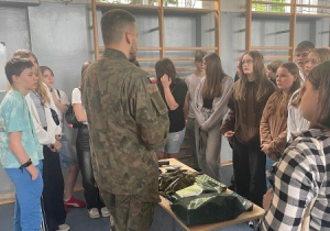 uczniowie klas 4-8 podczas spotkania z żołnierzami WOT