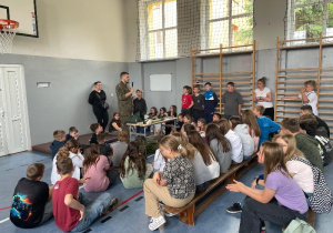 uczniowie klas 4-8 podczas spotkania z żołnierzami WOT